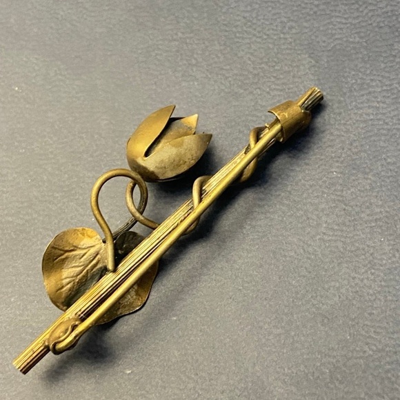 Beautiful Victorian Vintage Lotus Flower Lily Pad Brooch Pin. No markings. - Picture 5 of 5